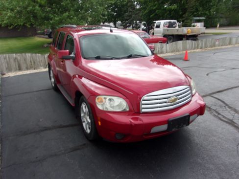 Used 2010 Chevrolet HHR LT w/ 1LT FWD image 2