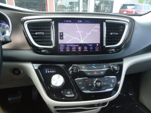 Used 2018 Chrysler Pacifica Touring-L FWD image 16