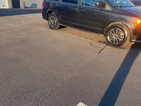 Used 2016 Dodge Grand Caravan SXT image 2