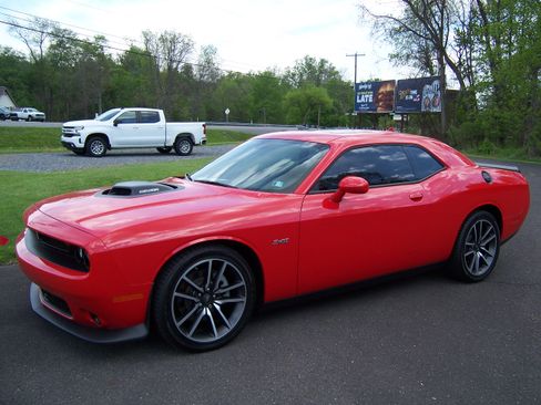 Used 2023 Dodge Challenger R/T RWD image 1