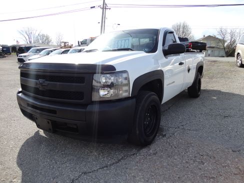 Used 2011 Chevrolet Silverado 1500 RWD image 2