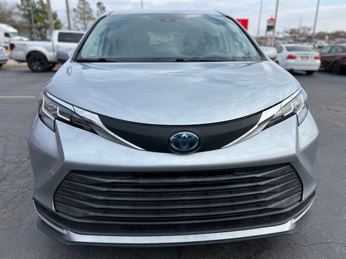Used 2020 Toyota Sienna LE AWD/4WD image 2