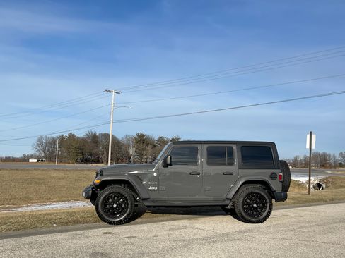 Used 2018 Jeep Wrangler Sahara image 2