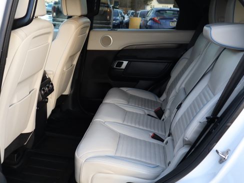 Used 2018 Land Rover Discovery HSE Luxury image 18