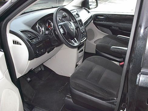 Used 2016 Dodge Grand Caravan SE image 12