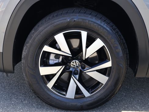 Used 2022 Volkswagen Atlas Cross Sport SE image 33