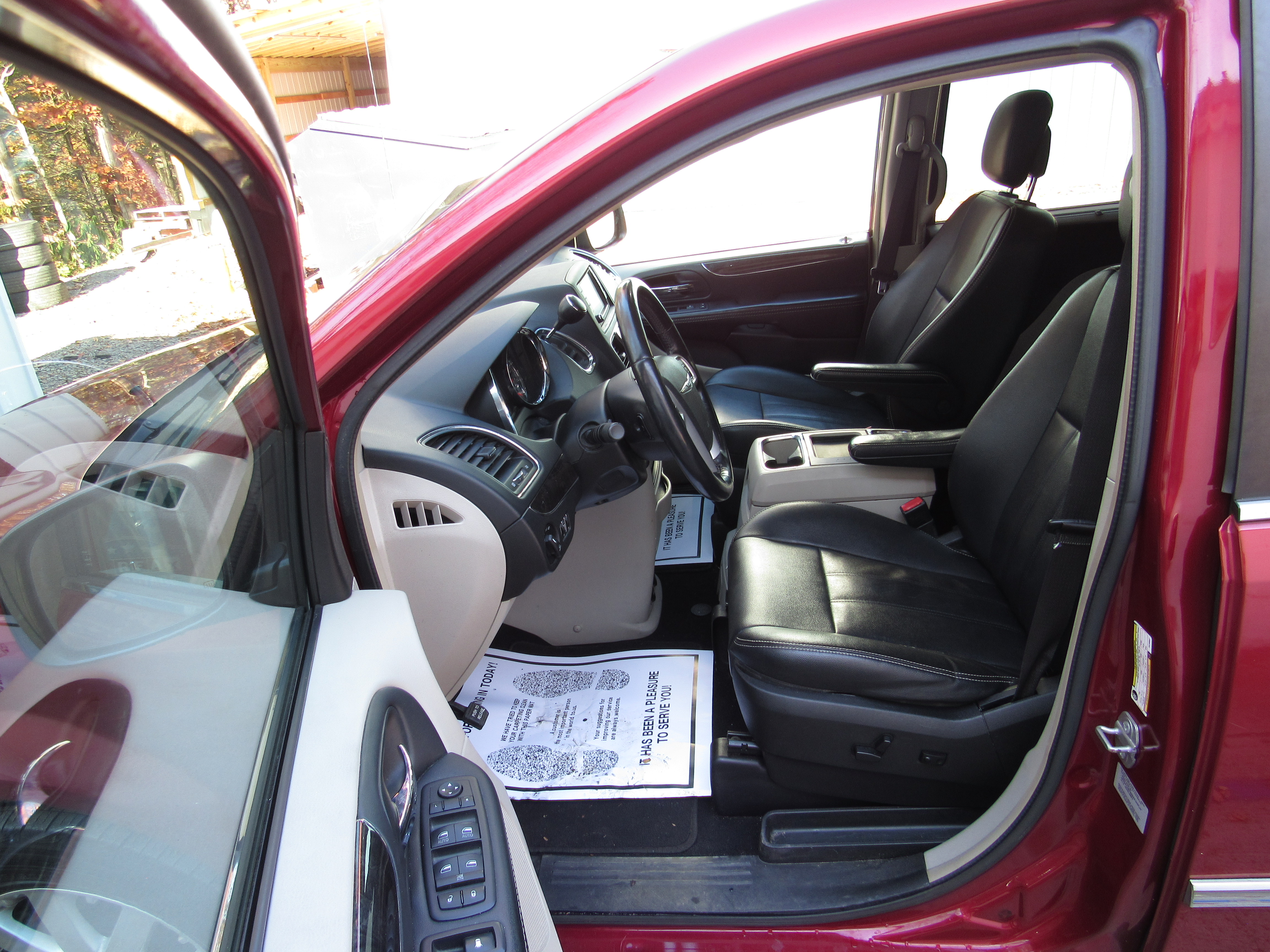 Used 2015 Chrysler Town & Country Touring FWD image 15