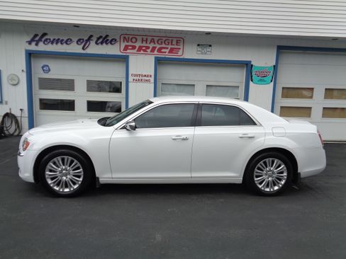 Used 2013 Chrysler 300 AWD image 3