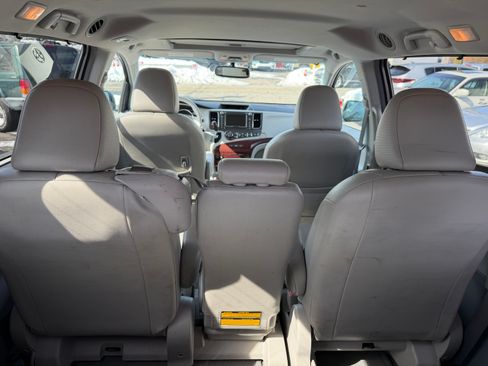 Used 2011 Toyota Sienna XLE image 31