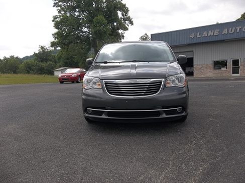 Used 2016 Chrysler Town & Country Touring-L image 4