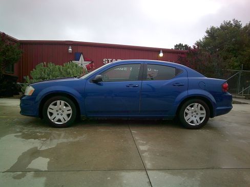 Used 2014 Dodge Avenger SE FWD image 2