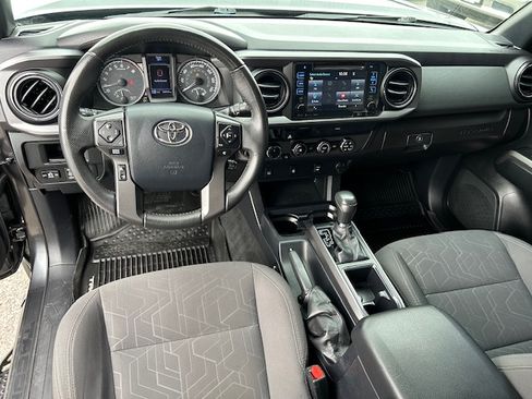 Used 2017 Toyota Tacoma TRD Off-Road image 14