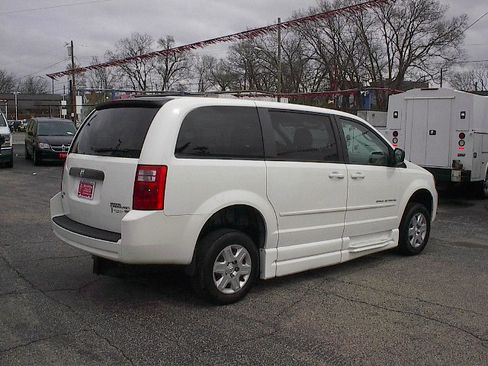 Used 2010 Dodge Grand Caravan SE image 4