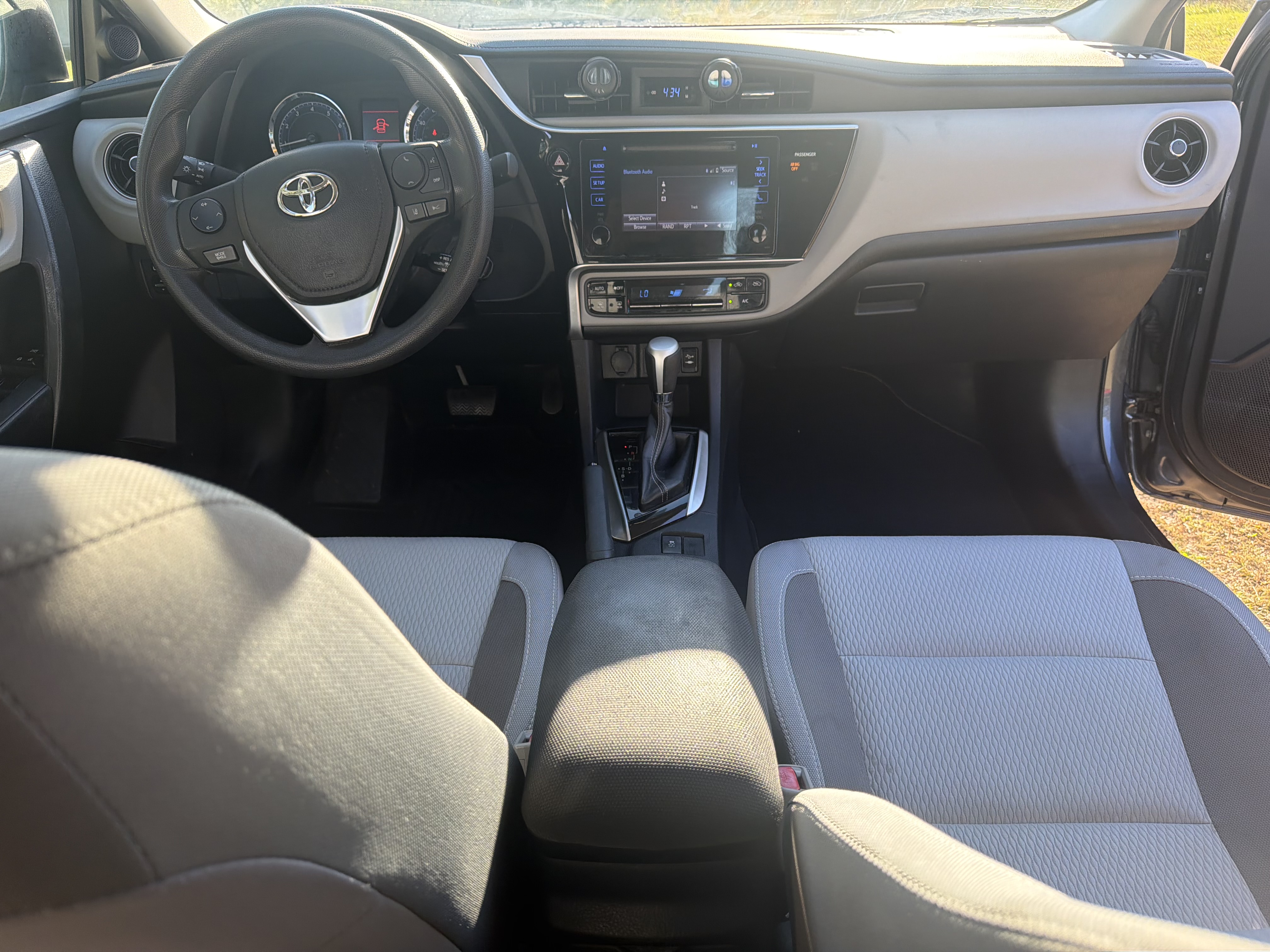 Used 2017 Toyota Corolla LE FWD image 91