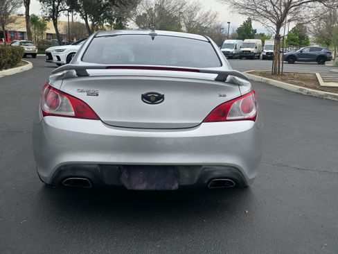 Used 2011 Hyundai Genesis Coupe 3.8 Grand Touring image 10