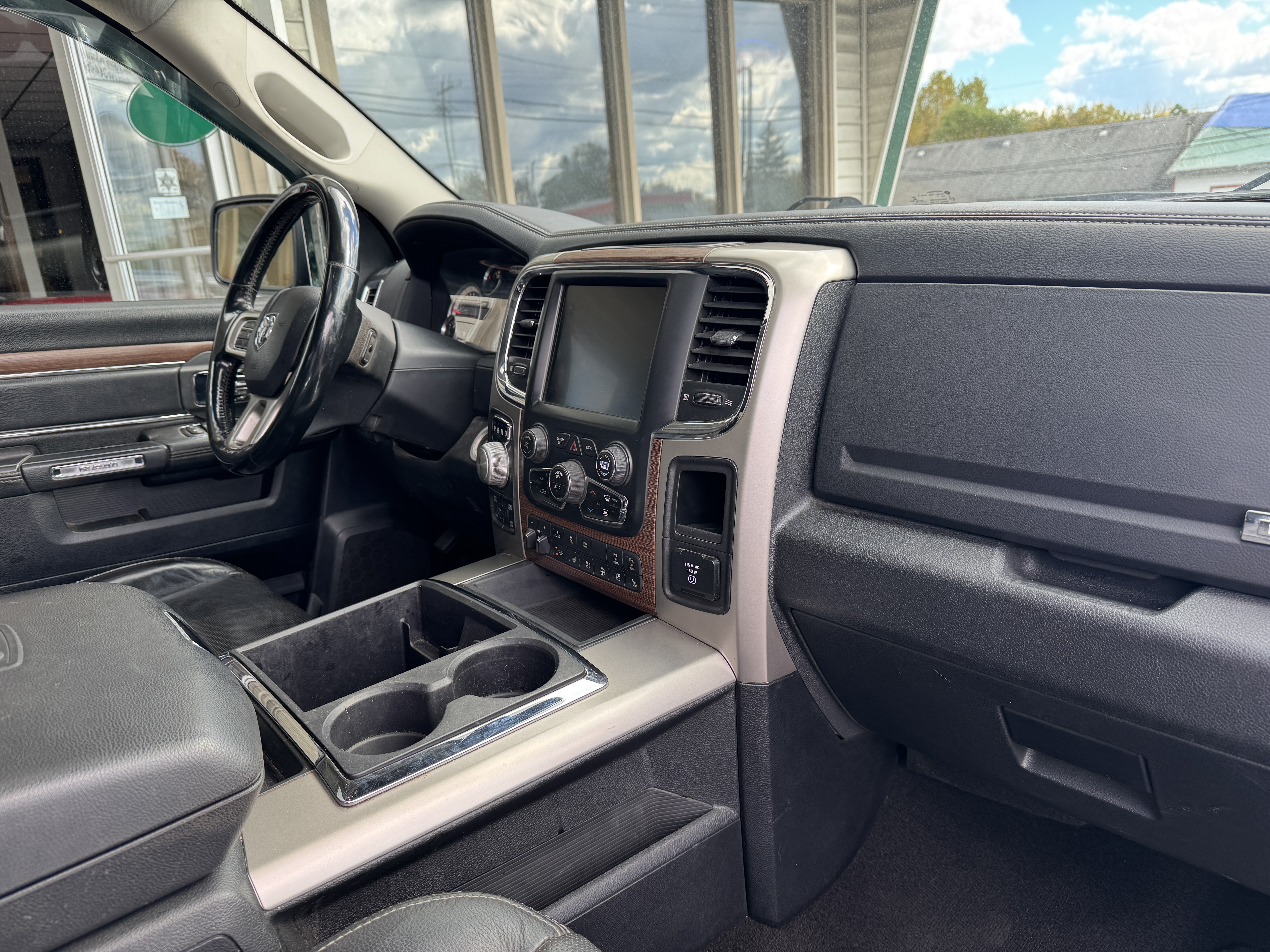 Used 2015 RAM 1500 4x4 Crew Cab Laramie image 16
