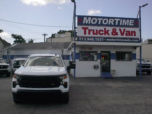 Used 2024 Chevrolet Silverado 1500 W/T AWD/4WD image 2