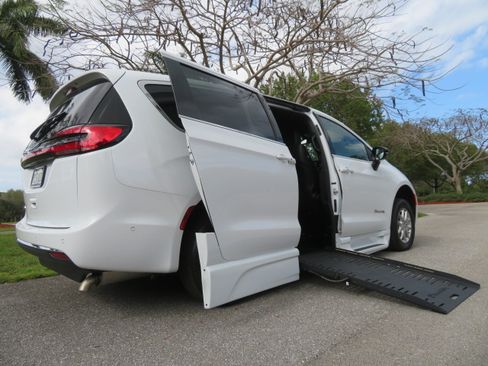 Used 2025 Chrysler Pacifica Select FWD image 3