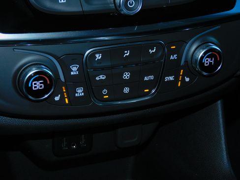 Used 2023 Chevrolet Traverse LT image 3