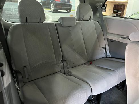 Used 2017 Toyota Sienna LE image 16
