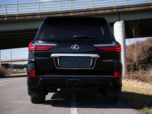 Used 2018 Lexus LX 570 image 2