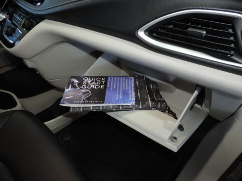 Used 2024 Chrysler Pacifica Touring-L AWD image 25