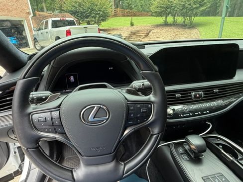 Used 2023 Lexus LS 500h AWD w/ Luxury Package image 18