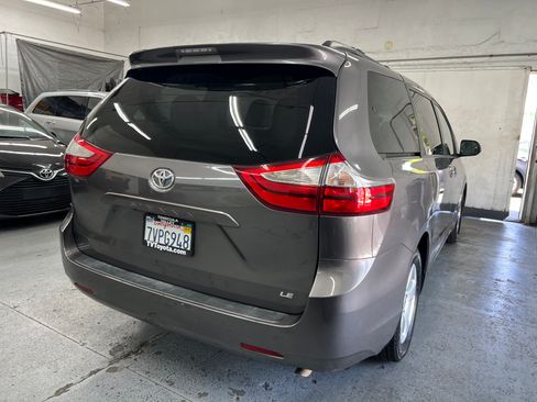 Used 2017 Toyota Sienna LE image 7