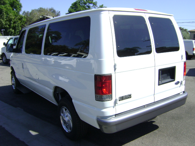 Used 2005 Ford E-350 and Econoline 350 Super Duty Wagon RWD image 5