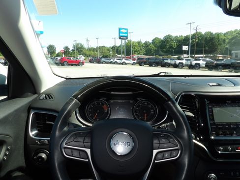 Used 2019 Jeep Cherokee 4WD Overland image 2