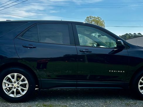 Used 2020 Chevrolet Equinox LS image 2