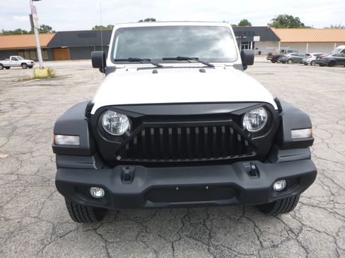 Used 2019 Jeep Wrangler 4WD Unlimited Sport image 3