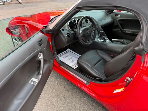 Used 2007 Pontiac Solstice GXP Convertible RWD image 2