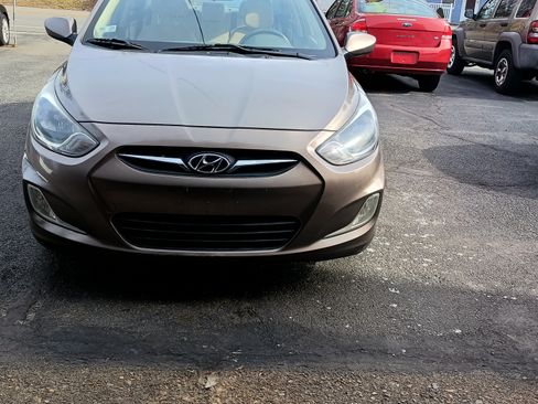 Used 2012 Hyundai Accent GLS image 2