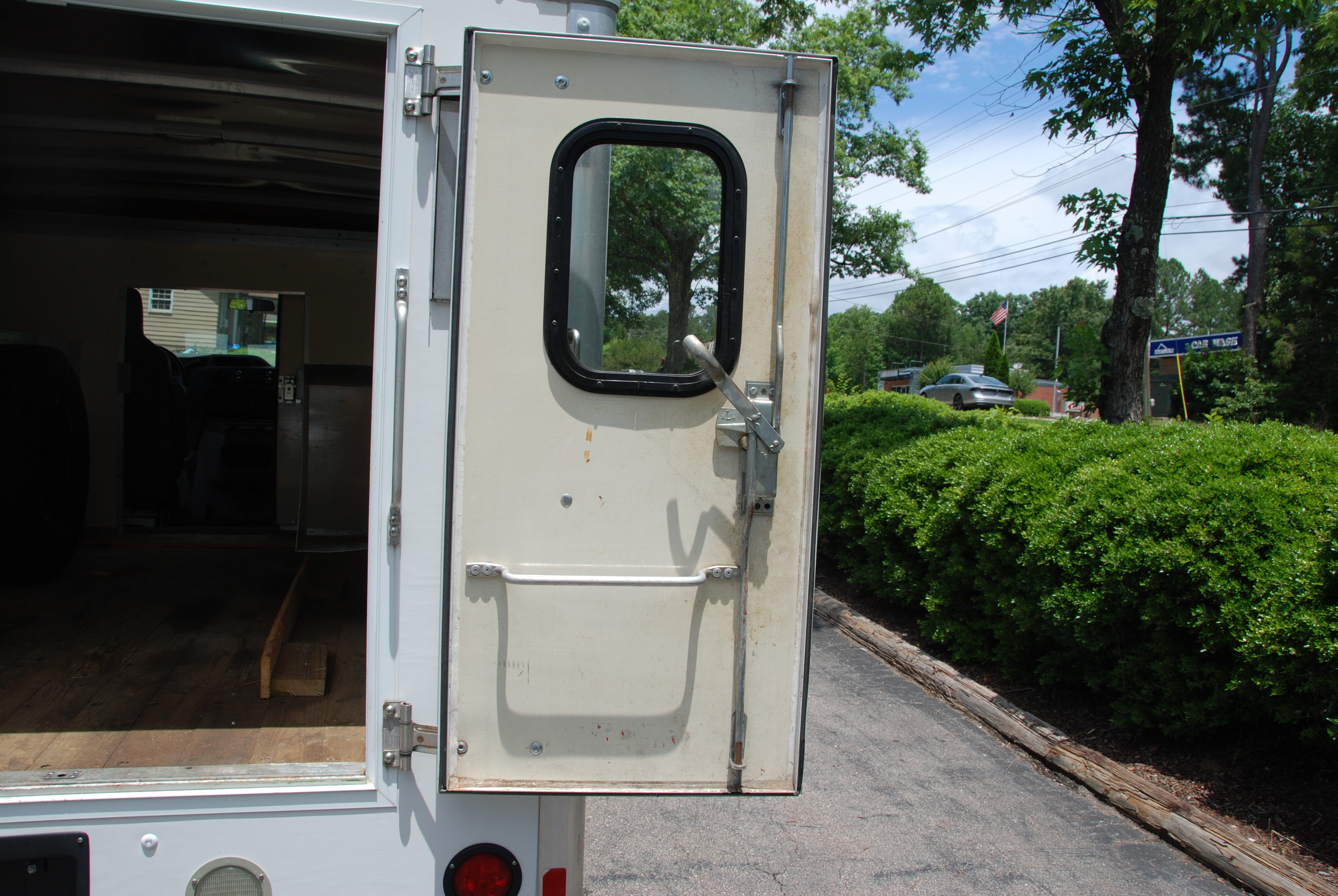 Used 2015 Ford E-350 and Econoline 350 Super Duty RWD image 14
