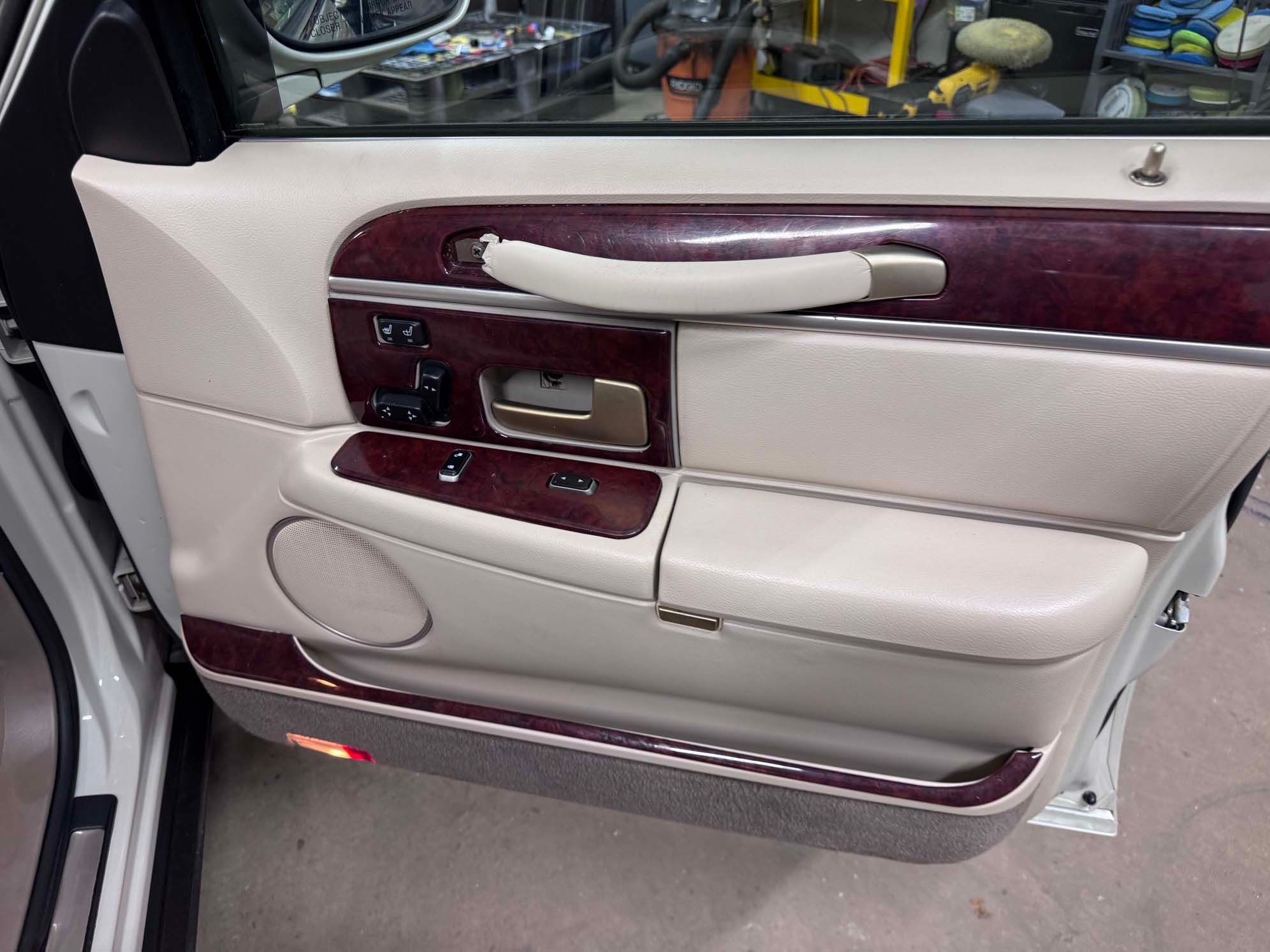Used 2004 Lincoln Town Car Ultimate RWD image 15