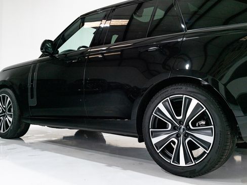 Used 2025 Land Rover Range Rover SE image 23