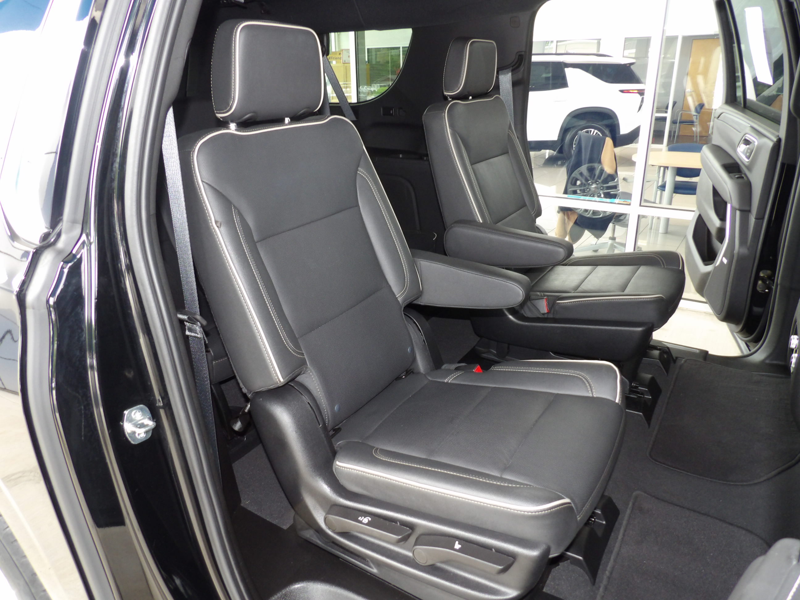 Used 2024 GMC Yukon XL 2WD SLT image 24