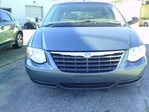Used 2007 Chrysler Town & Country Touring image 2