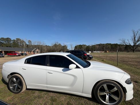 Used 2017 Dodge Charger SE image 3