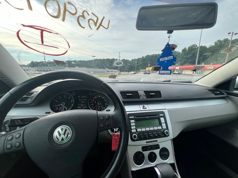 Used 2009 Volkswagen Passat 2.0T Komfort Sedan FWD image 9