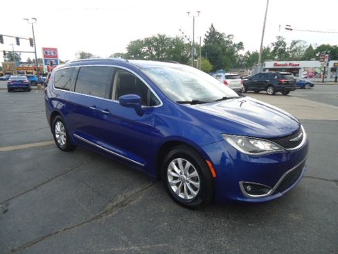Used 2018 Chrysler Pacifica Touring-L FWD image 1