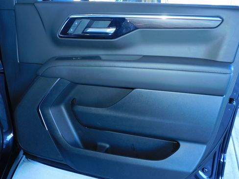 Used 2025 Chevrolet Suburban Z71 image 26