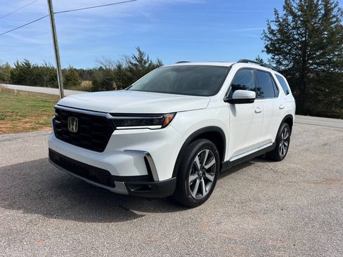 Used 2025 Honda Pilot Touring image 1