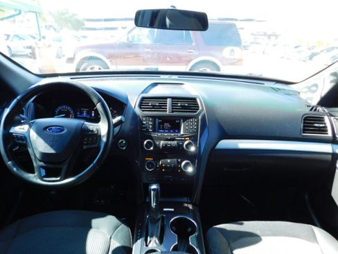 Used 2017 Ford Explorer XLT image 10