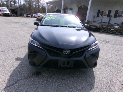 Used 2019 Toyota Camry SE image 2