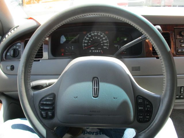 Used 2000 Lincoln Town Car Signature RWD image 23