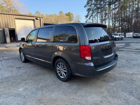 Used 2016 Dodge Grand Caravan image 7