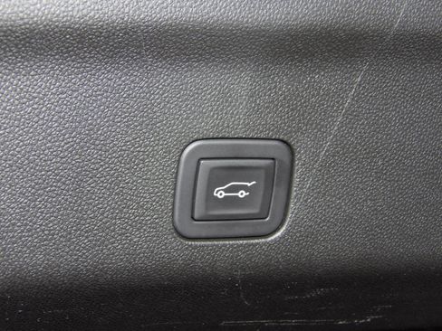 Used 2025 Chevrolet Suburban 2WD Premier image 24