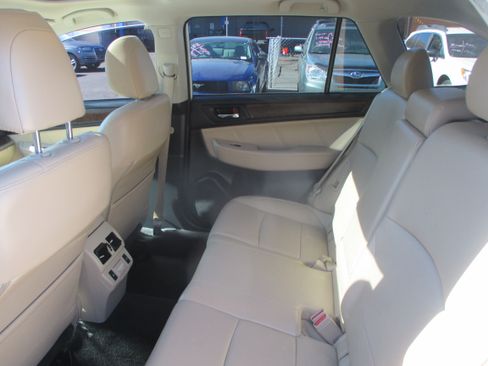 Used 2018 Subaru Outback 2.5i Limited image 9